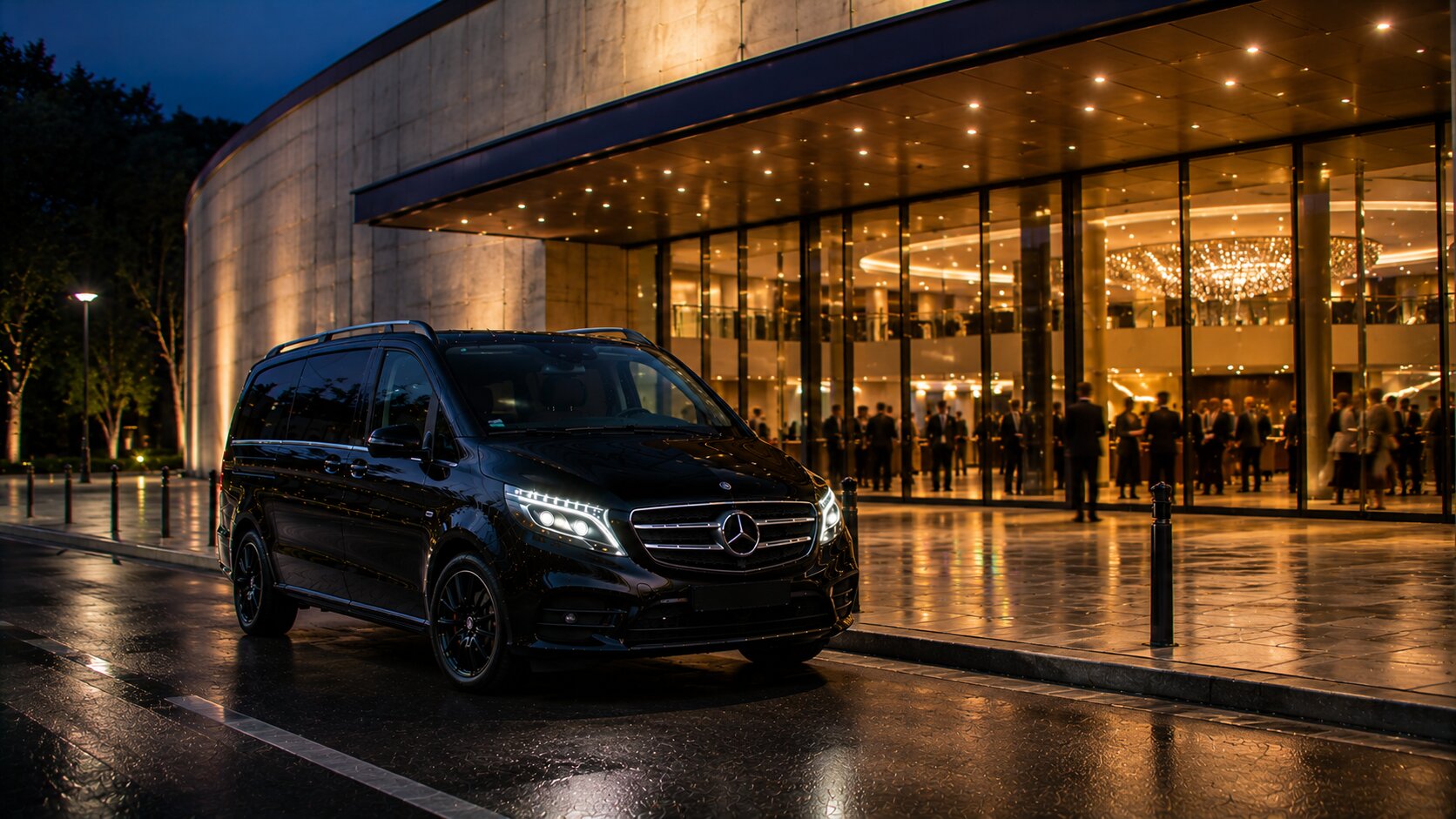 Vůz V-Class před osvětleným vstupem na večerní společenskou akci